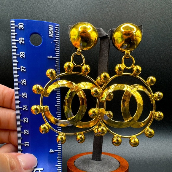 LOT 1466 24K gold plated CHANEL vintage runway earrings - Picture 3 of 17